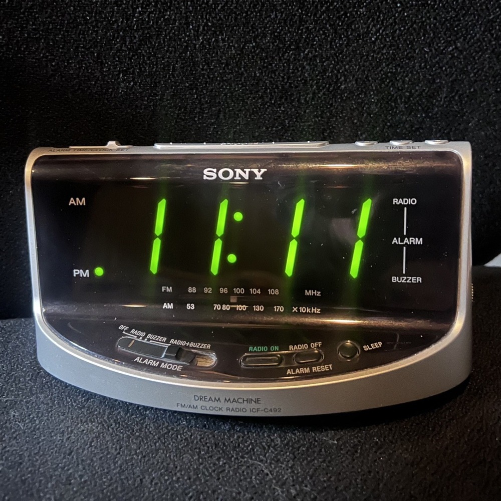Sony Dream Machine Digital Alarm Clock AM FM Radio Large Display Silver ICF-C492